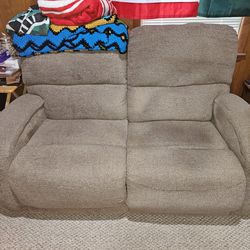 Loveseat / FREE COME GET IT