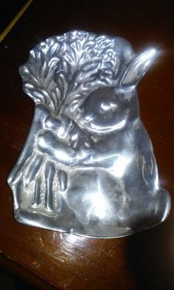 DECORATION OF A RABBIT WITH CARROTS MADE OF PEWTER