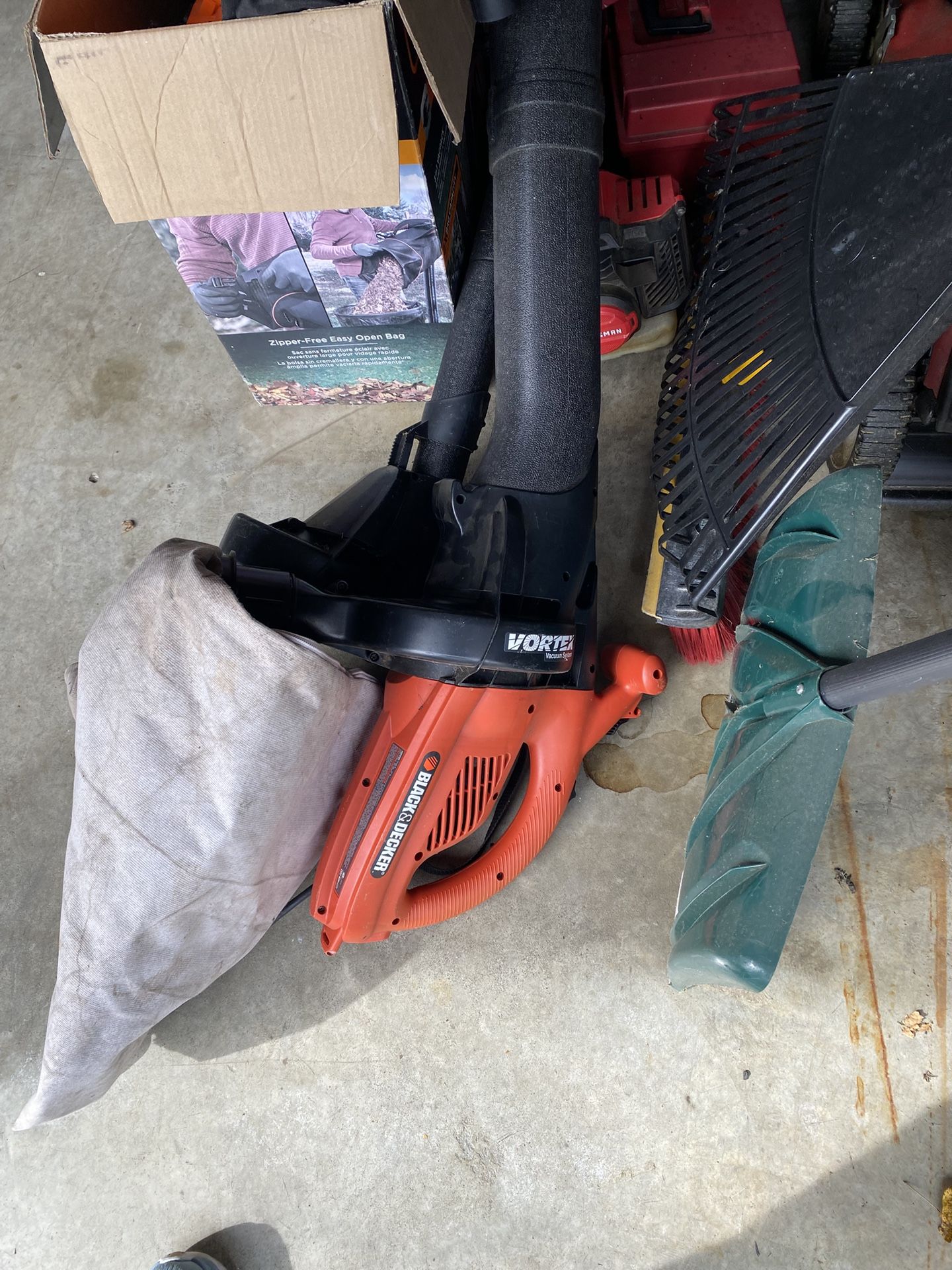 Black and Decker vortex leaf blower and bag sucker electric used