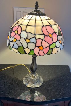 TIFFANY STYLE STAINED GLASS TABLE LAMP
