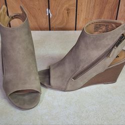 Open-toed Tan Wedges With Zipper