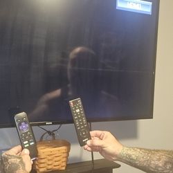 40 Inch Sanyo T.v With Roku Box And Controllers