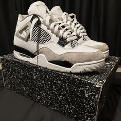 Jordan 4 Retro Military Black 