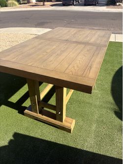Solid wood extendable table