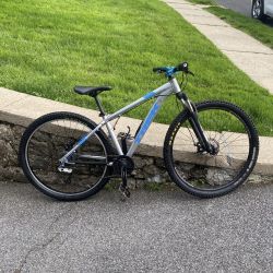 Trek Marlin 5 Mountain Bike 29 ( Heavily Upgraded )