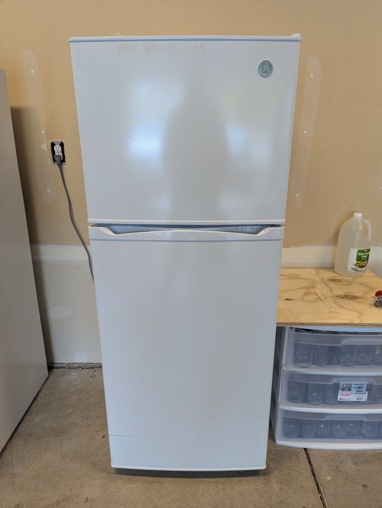 General Electric ⚡ Fridge With Freezer