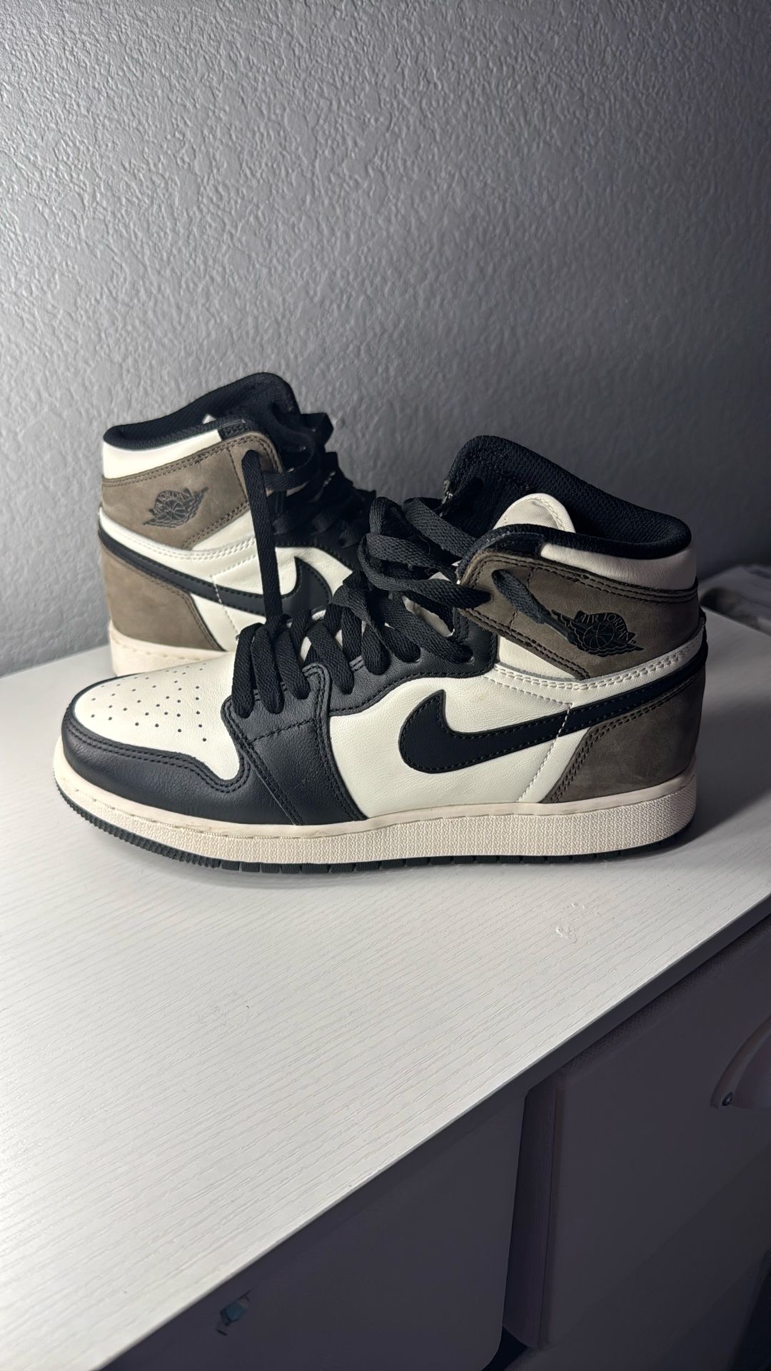 Air Jordan 1 Retro High OG “Dark Mocha.”