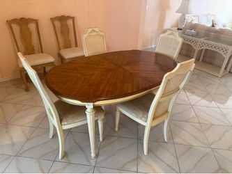 Dining Room Table with 4 Chairs has two leaves to expand