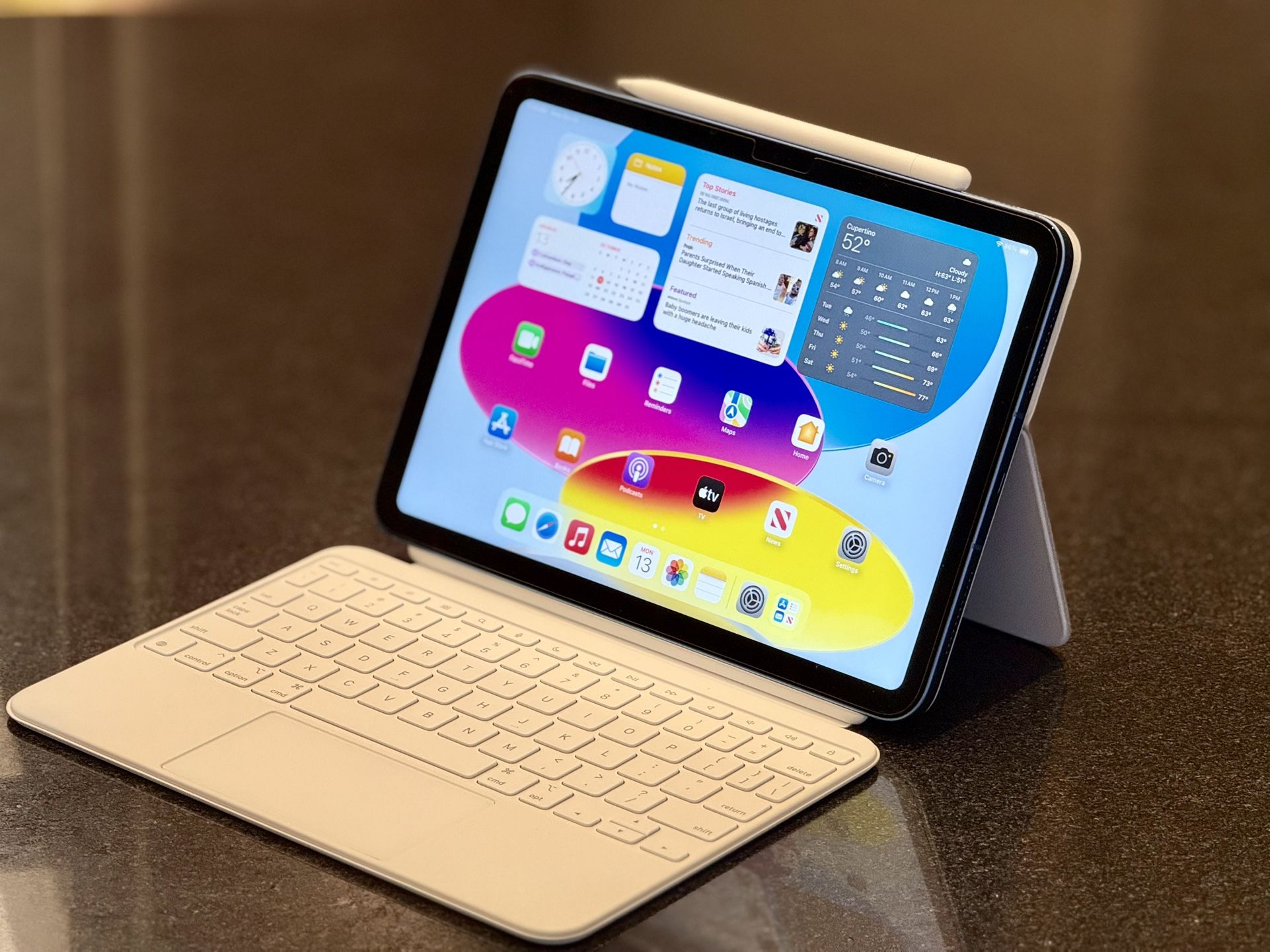 LIKE NEW 2025 iPad Bundle 11 inch A16 Wi-Fi Cell Magic Keyboard Pencil
