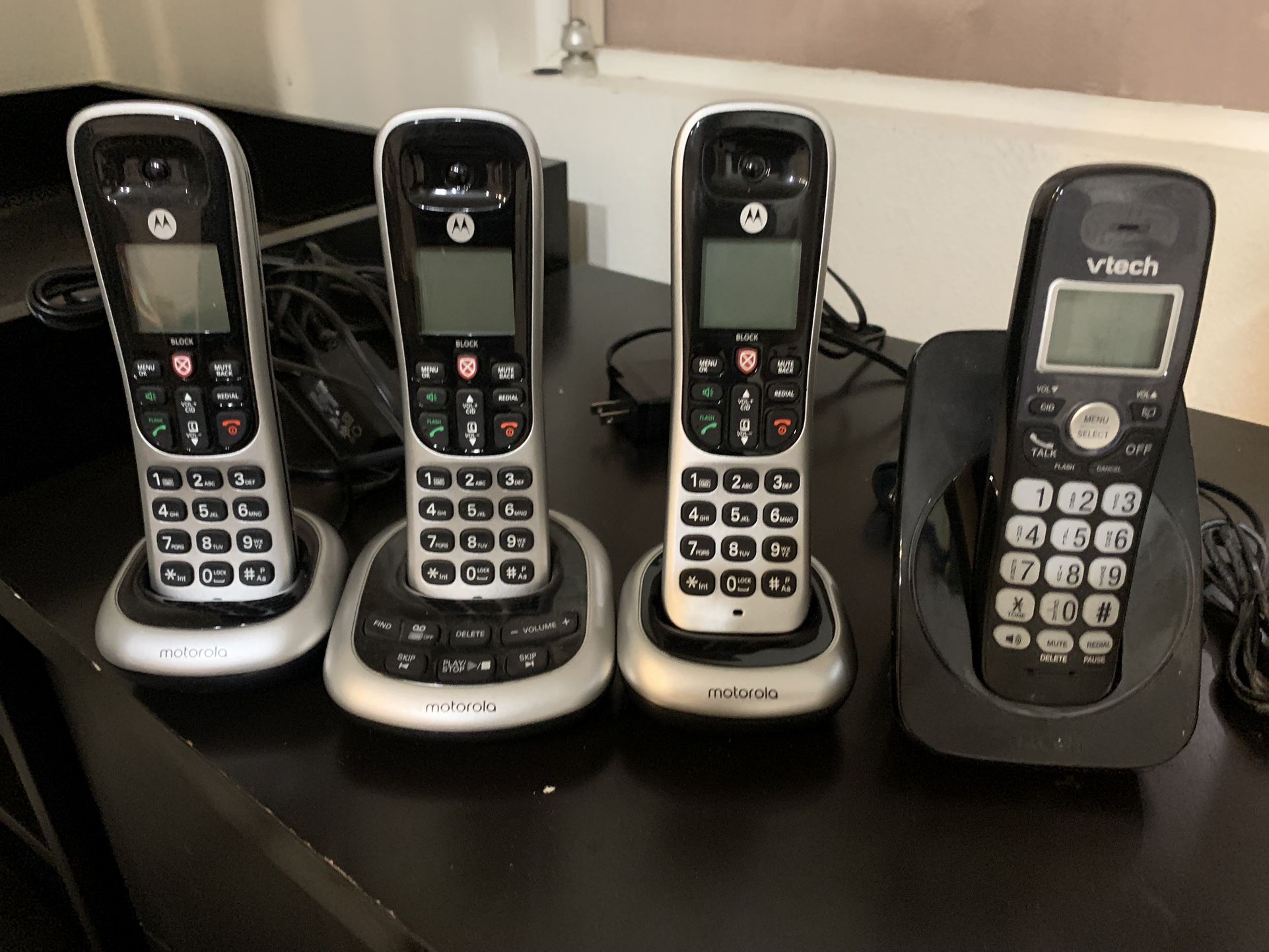 Motorola Three Cordless Phone System And One Vetch Cordless Phone