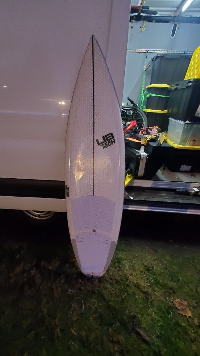 Air E Ola Series Surfboard
5' 11" Exelent Condition. Lib Tech Technology. Big truck