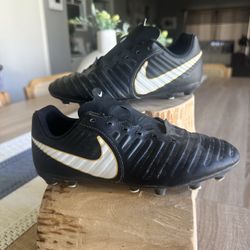 Nike Tiempo Kids Soccer Shoes Size 2Y $5!!