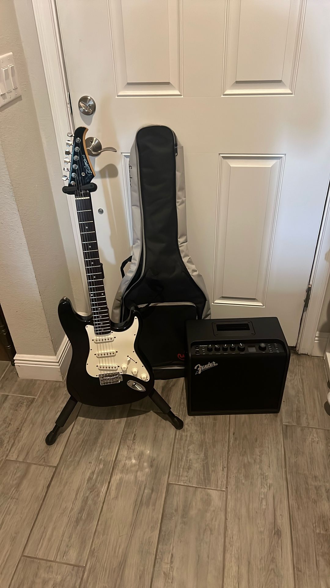 Silvertone SS-11 Black And Amp