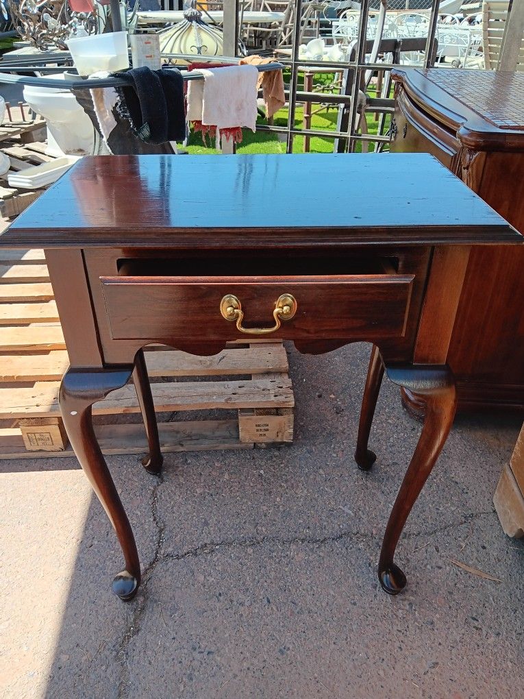 Ethan Allan Queen And Side Table