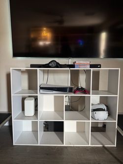 Cubical storage with bins
