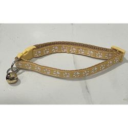 Yellow paw print Cat clip on collar with bell. Perfect for young cats/kittens. Good condition, never used.