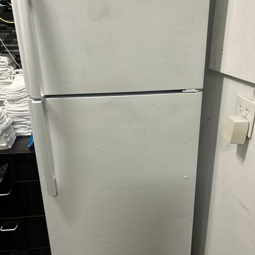 GE 15.5 Cu. Ft. Top Freezer Refrigerator