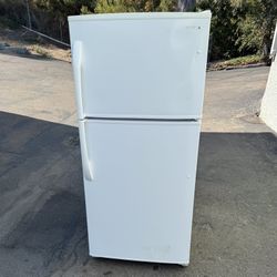 18 Cubic Full Size Refrigerator Fridge With Freezer Free Local Delivery/30 Day Warranty