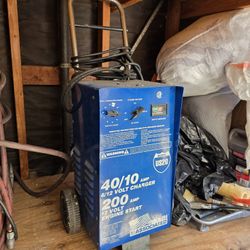 Associated US20 6/12V, 40/10A Fast Wheel Charger with 200A Crank Assist