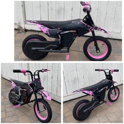 FOR SALE $25 *(PLEASE READ)* KIDS ELECTRIC BIKE,  IT POWERS ON AND IT CHARGES, BUT DOES NOT GO.I DON'T KNOW WHAT'S WRONG WITH IT.TAKE IT, AS IS.SOMEBO