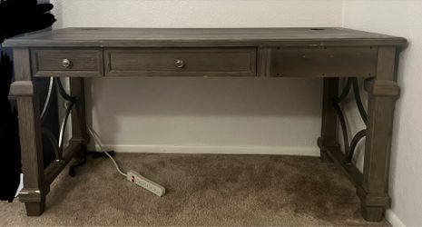 Big, beautiful cool toned grey desk