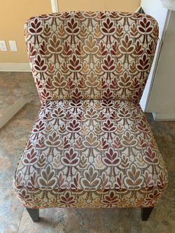 Leaf-patterned cushion chair