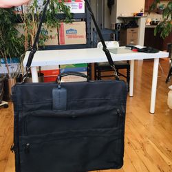 Samsonite Expandable Garment Bag. Like new condition. Used just 1-2 times.LIGHT MEETS MIGHT!  • Unique book-opening design allows easy access to items