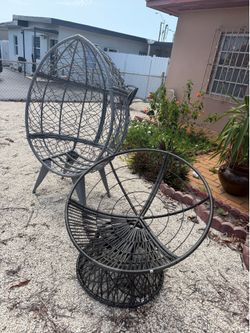 Sofá $100 juego de sillas $60 las dos sillas en &40 cada una