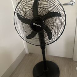 Holmes 18” Oscillating Stand Fan with Remote Control – Excellent Condition!