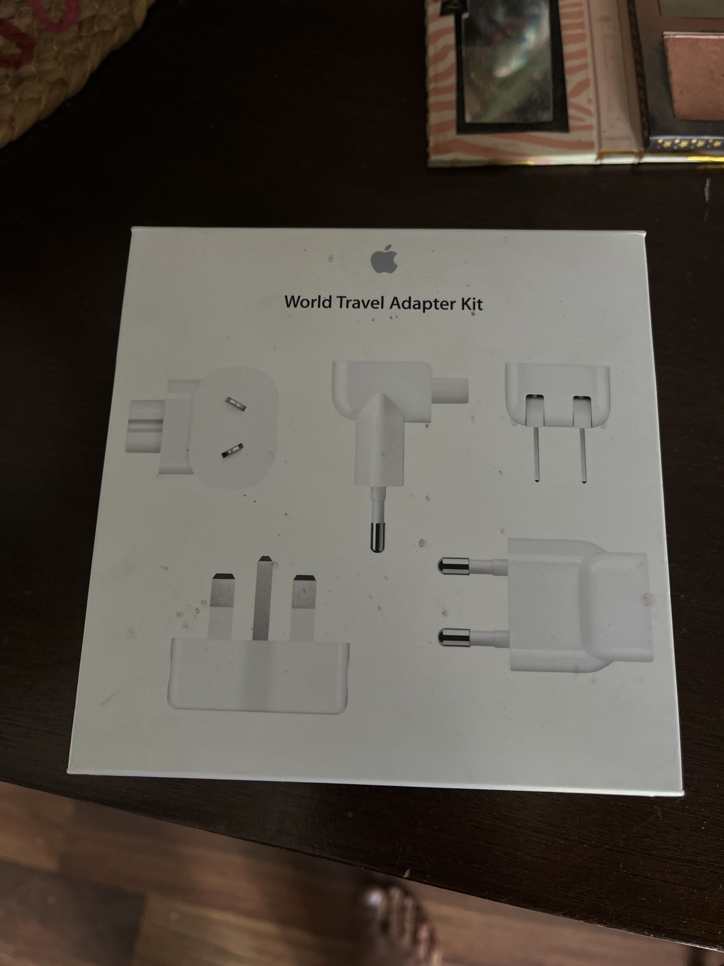 MacBook Charge - World Travel Adapter Kit