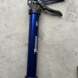 Newborn Professional Caulking Gun (Heavy Duty, Smooth Rod)