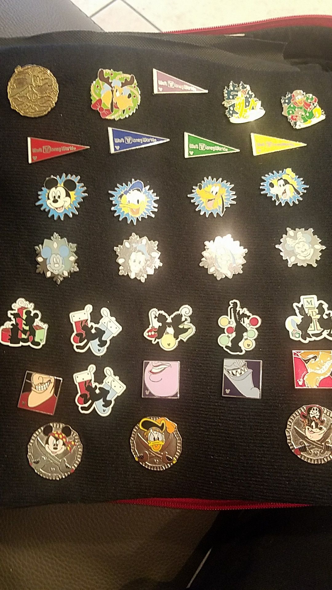 Lot of 30 Disney pins , some hiden mickey , Fab 5 & Villains