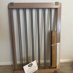 Safety Gate / Pet Gate - Fits Openings 23.5” - 42”