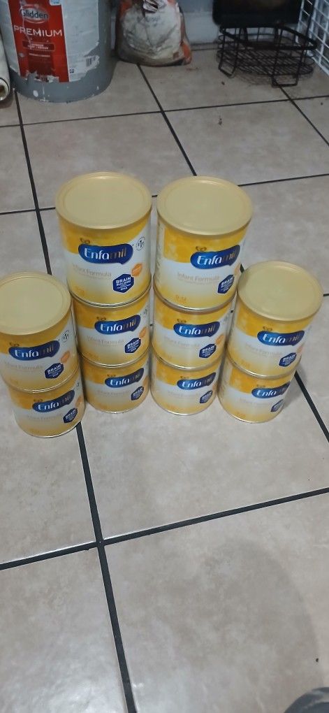 Tengo Disponible  Estos Botes De Leche  A 12 Cada Uno 