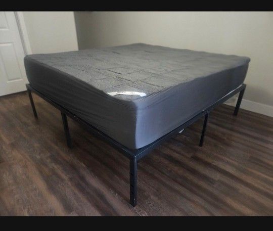 MOVING SALE 10/26 PICK UP ONLY FLAMINGO/JONES 14" inch Cool KING With Free Metal Base & Waterproof protector