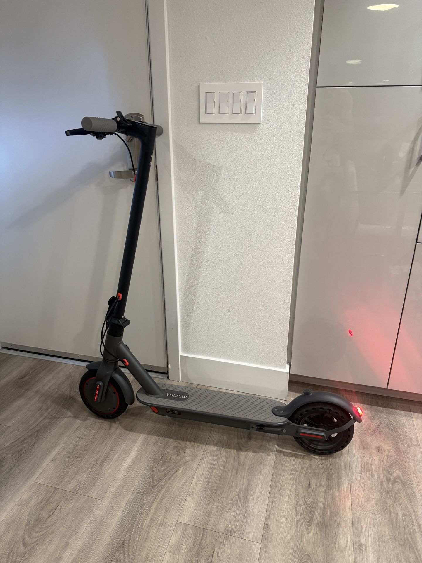 Volpam Electric Scooter 21mile Range 350w Like New