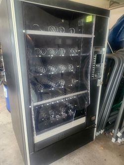 Vending machine/ Crane National- Snacktton 1