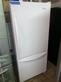 Whirlpool 30in. Bottom freezer fridge like new, with 4 months warranty