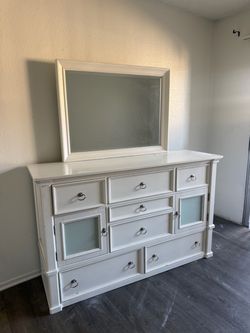 dresser with mirror