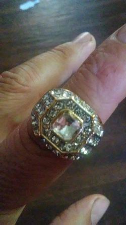 Dimond ring super shiny.