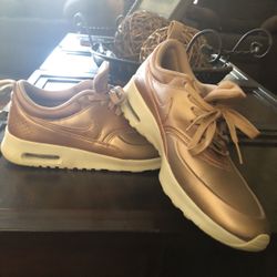 NIKE WMNS AIR MAX THEA SE metallic , size 9 Almost new,
