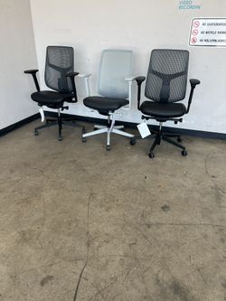 Herman Miller Verus Task Chairs 4 Available 2 Black And 2 White Color 