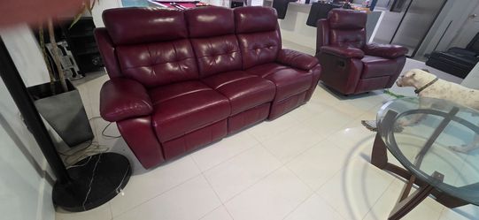 Burgundy leather Lazyboy Electric recliner couch