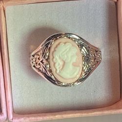 WHITE/PINK CAMEO RING SIZE 8