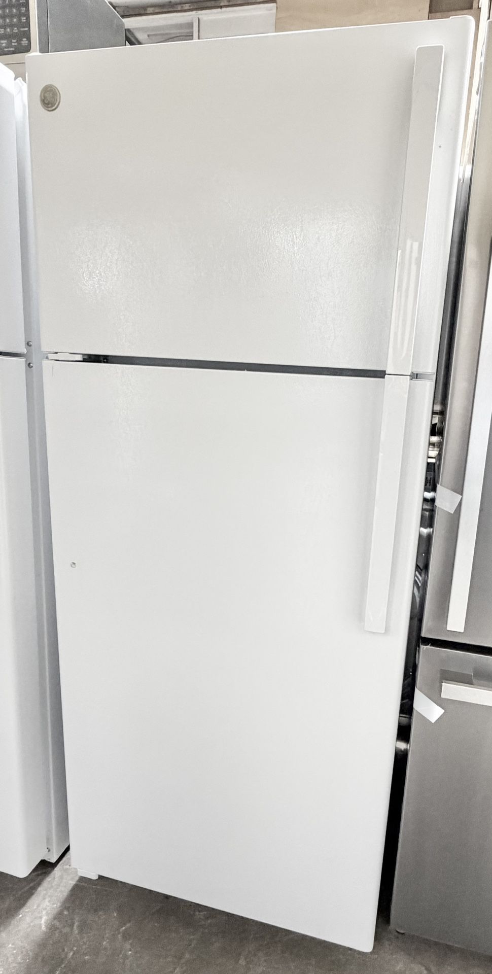 NEW 28” Refrigerator 17.5 cu.ft. ENERGY STAR