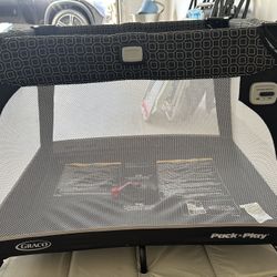 Graco Pack N Play  With Bassinet And Portable Carrying Case
