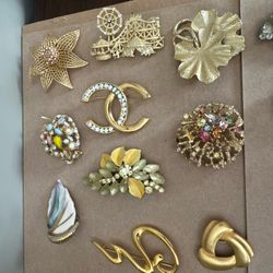 13 Vintage Brooches 
