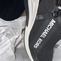 Michael Kors Women’s Size 6 Medium 