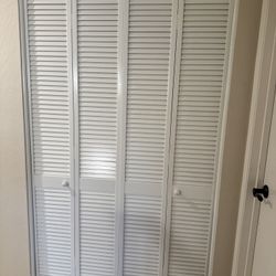 Louvred Bi-Fold Closet Doors, 24x80, painted eggshell/off-white