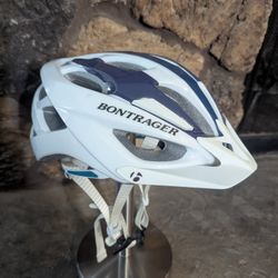 Bontrager Quantum Women's Bicycle Helmet (Size Medium)  White / Blue LIKE NEW